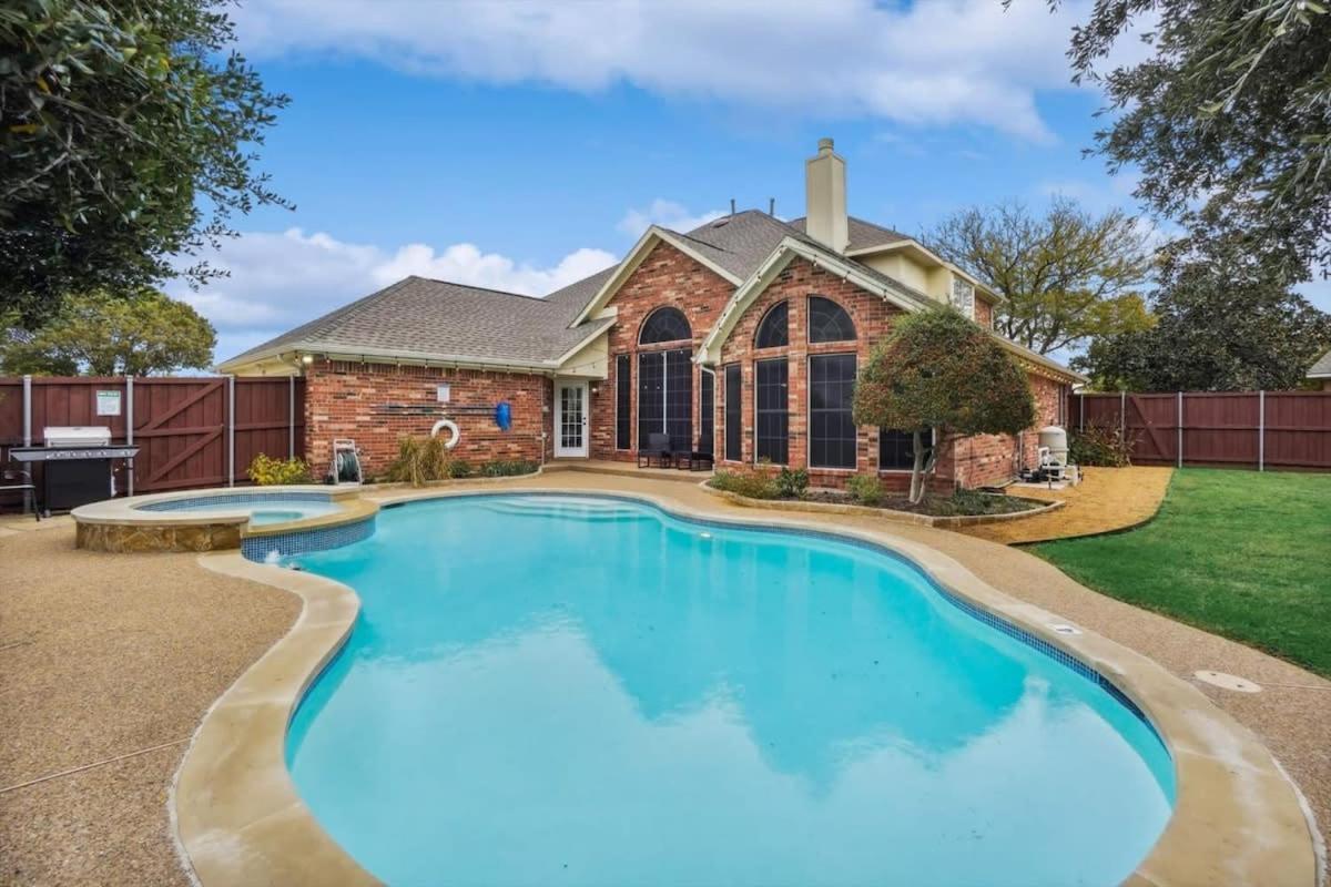 Modern Spacious Pool & Backyard Oasis & Cinema — hotel in Rowlett