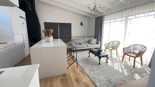 Central Retreat Cozy Apartment Near Attractions
