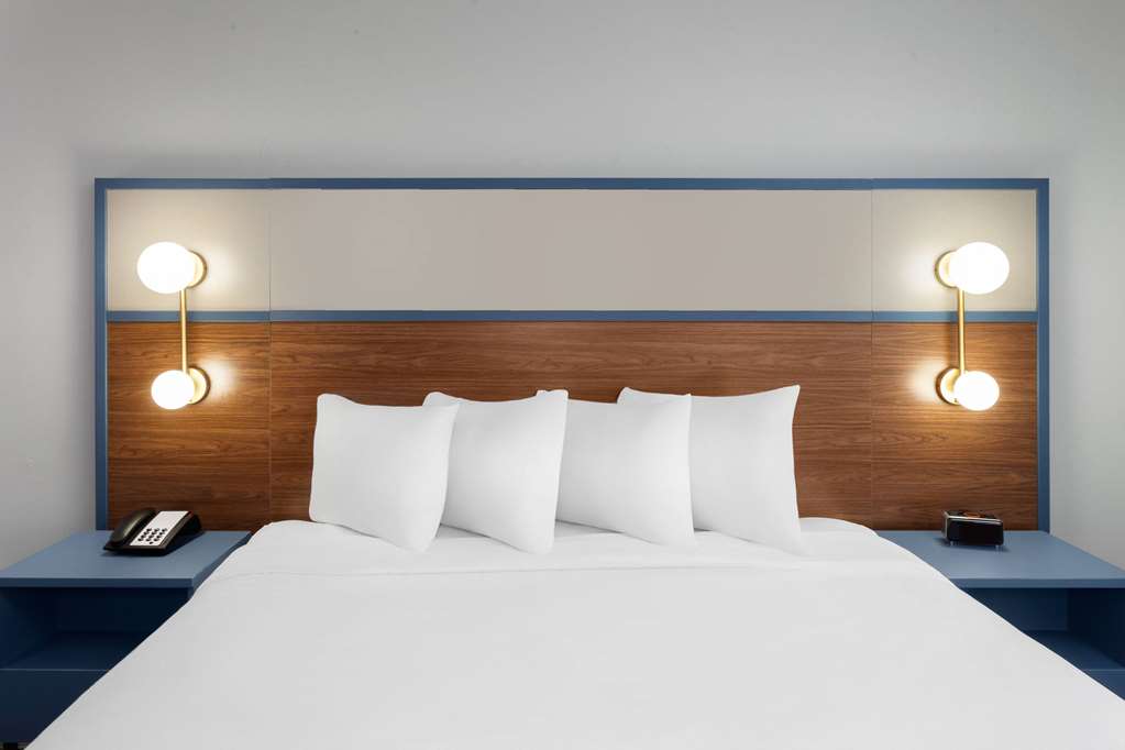 Super 8 by Wyndham Eagle River - photo 12