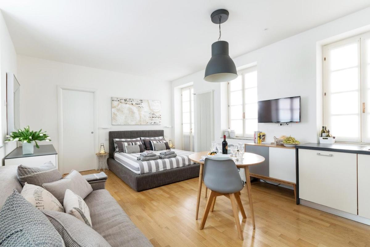 Cosy And Chic To the Lake in Como, Italy