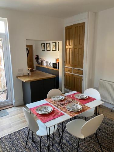 Comfortable 2 bedroom home from home with parking — 4-Star Luxury Hotel in Nottingham, United Kingdom
