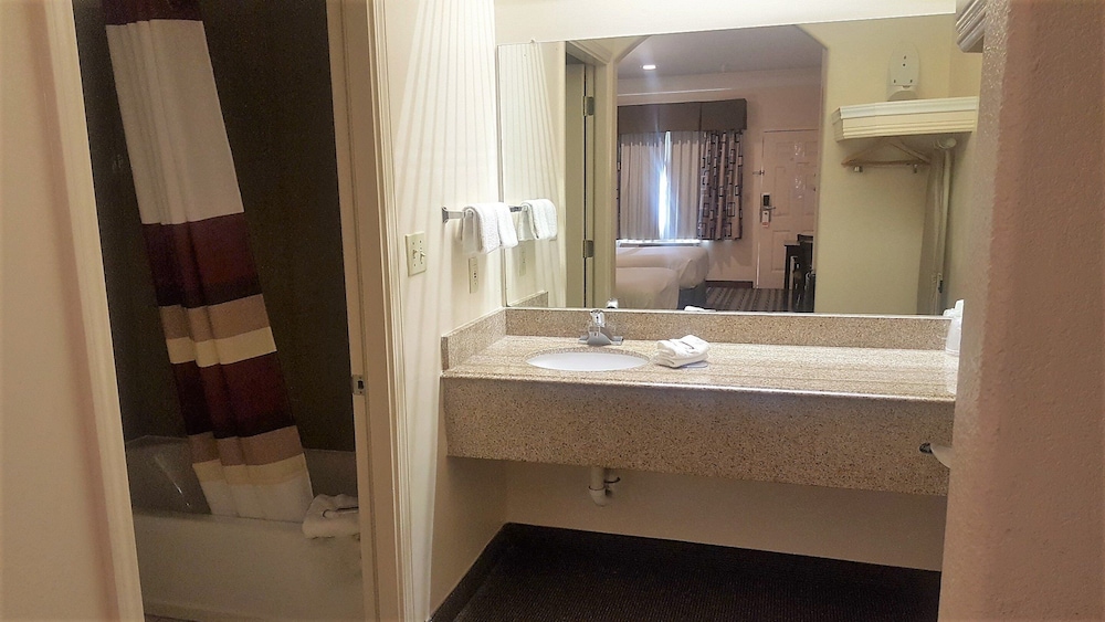 Red Roof Inn & Suites Houston Humble IAH Airport - photo 12