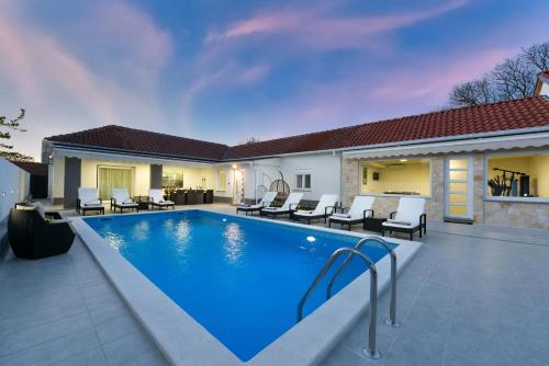 Villa Mare With Heated Pool — 4-Star Luxury Hotel in Zadar, Croatia