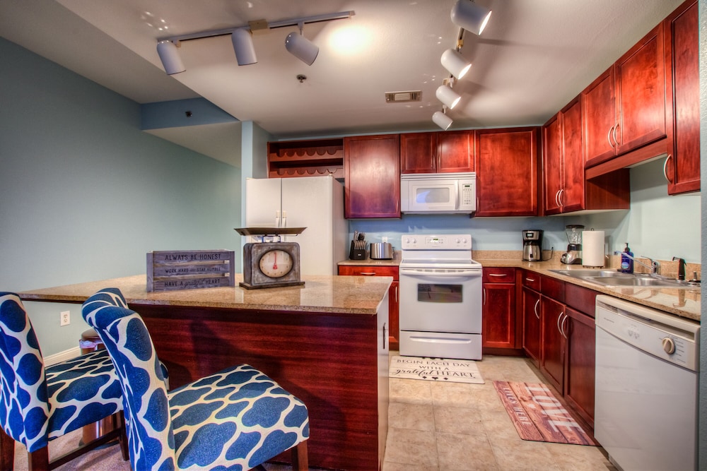 Laketown Wharf Resort by Aneliya's Rentals - photo 285