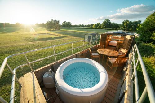 Delightful Converted Double Decker Bus with Hot Tub sleeps 4 — hotel in Uckfield