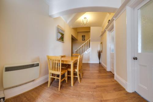 The Whitby Prospect Large Apartment with Stunning Views 2 Mins From Beach