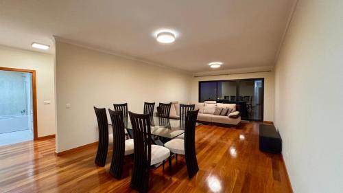 Coastal Comfort at Riverside 4 Min to Airport in Santa Cruz, Portugal