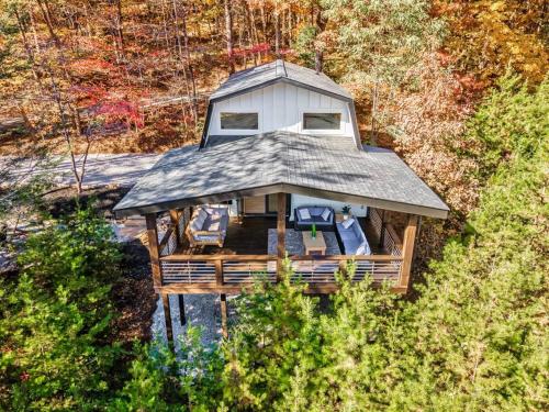 Modern Cabin with View Pet Friendly Close to town — 4-Star Luxury Hotel in Hiawassee, United States