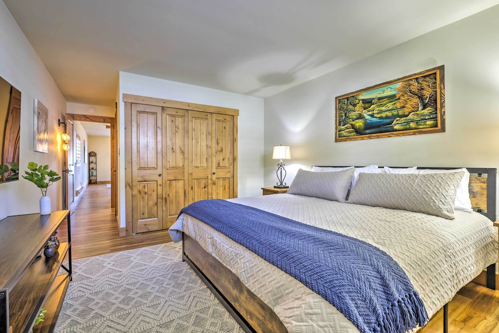 MtnandLake Views and 3 Mi to Skiing Dillon Condo — 4-Star Luxury Hotel in Dillon, United States