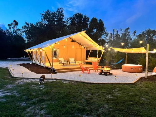 Tropical glamping with hot tub in Cleveland, United States