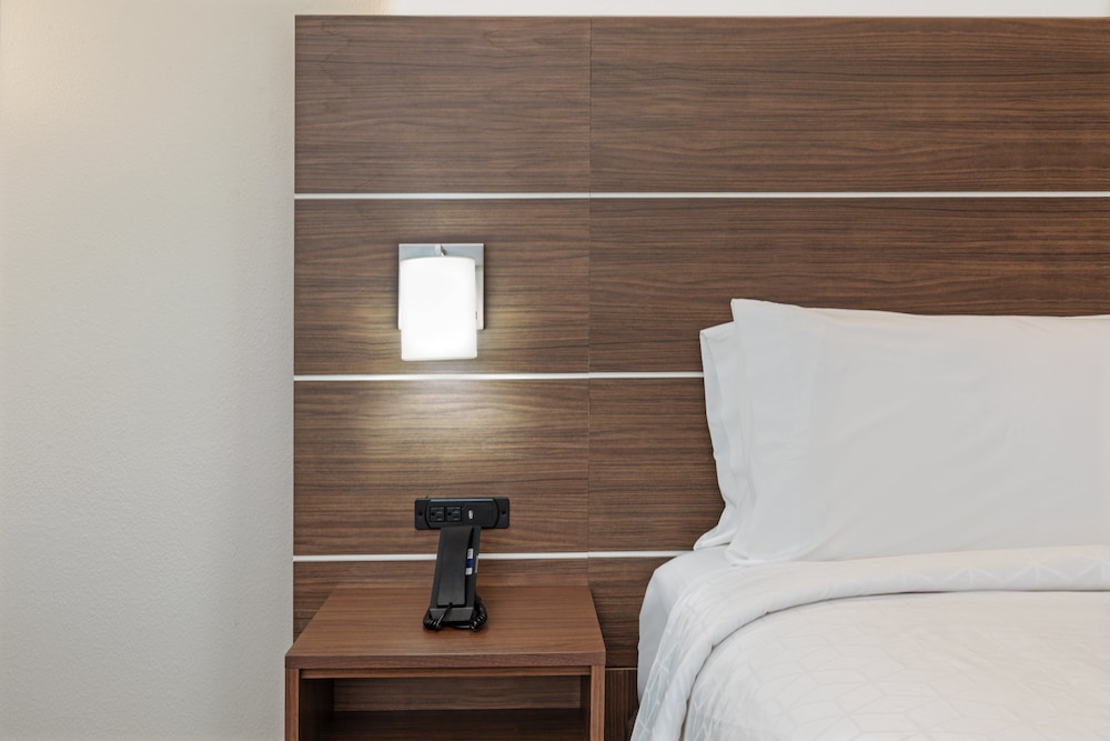 Holiday Inn Express & Suites West by IHG - photo 6