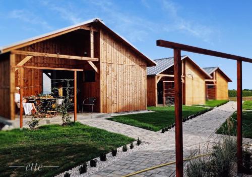 Kwitnące Jabłonie. Całoroczne Domki Wypoczynkowe pet-friendly hotel Obrazow
