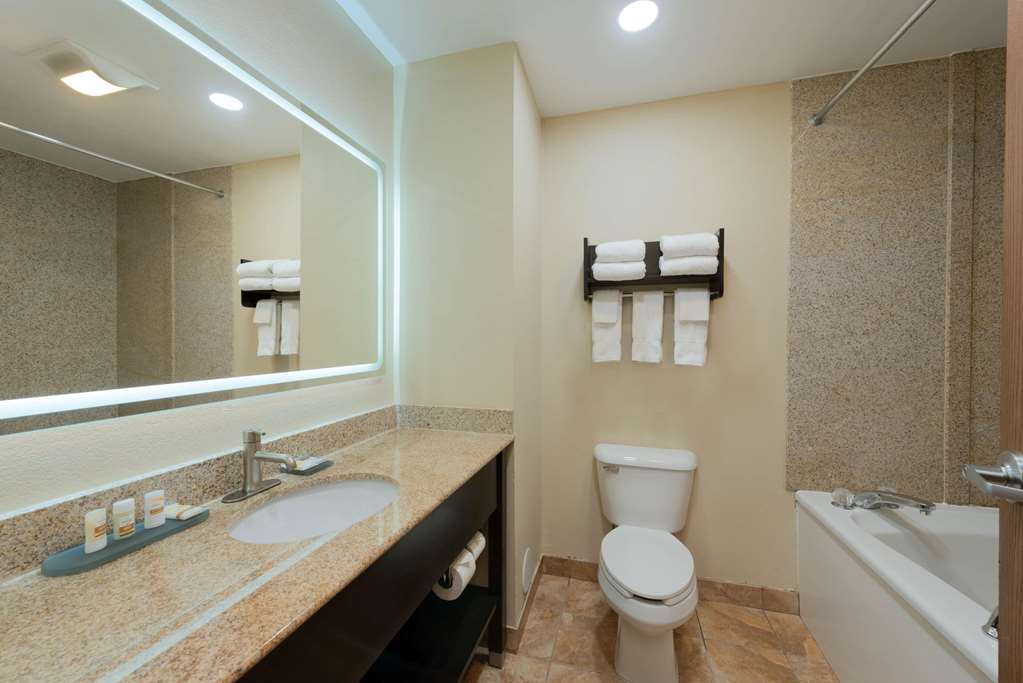 La Quinta Inn & Suites by Wyndham Columbus Grove City - photo 49