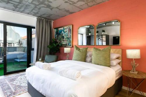 Luxury Studio with Ocean Views and Rooftop Pool — 4-Star Luxury Hotel in Cape Town, South Africa
