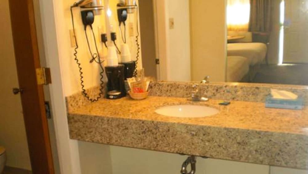 Magnuson Hotel Park Vue - photo 14