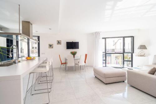 Cannes Rue d’Antibes Premium 2 BDR 2 baths Exclusive Olam Properties in Cannes, France