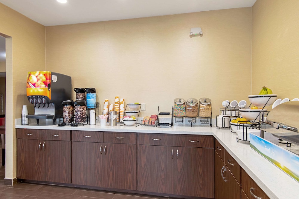 Comfort Inn and Suites Fredericksburg - photo 23