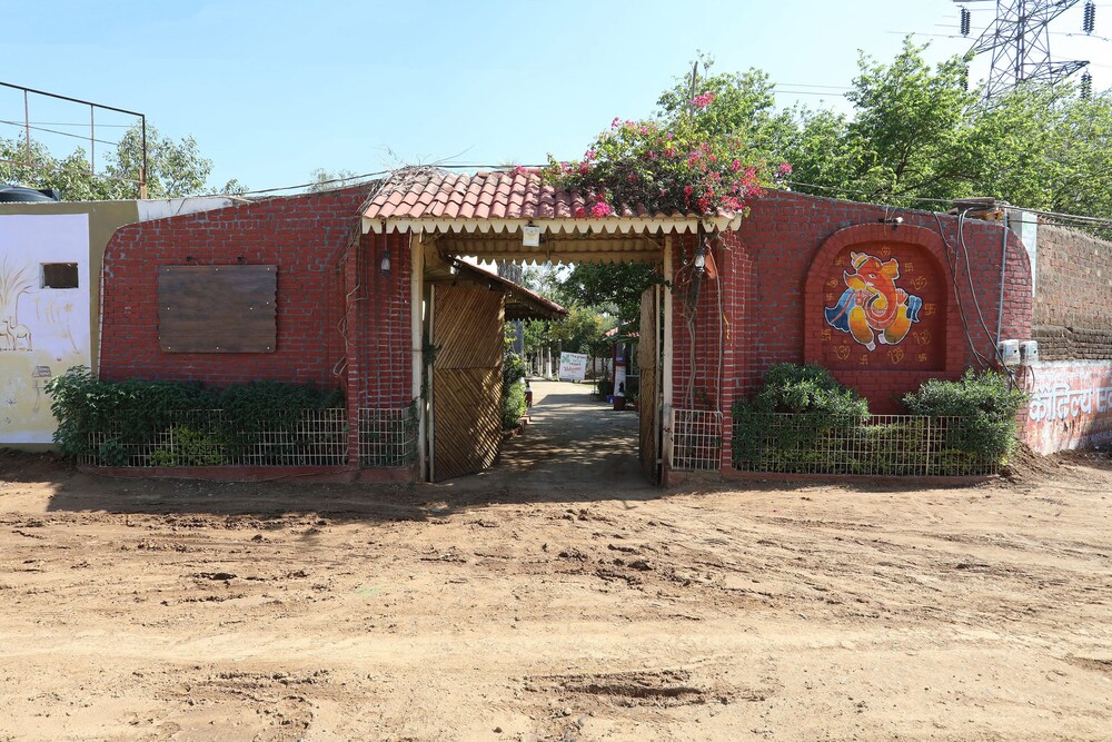 Oyo 29068 The Green Petal Resort — Gwalior