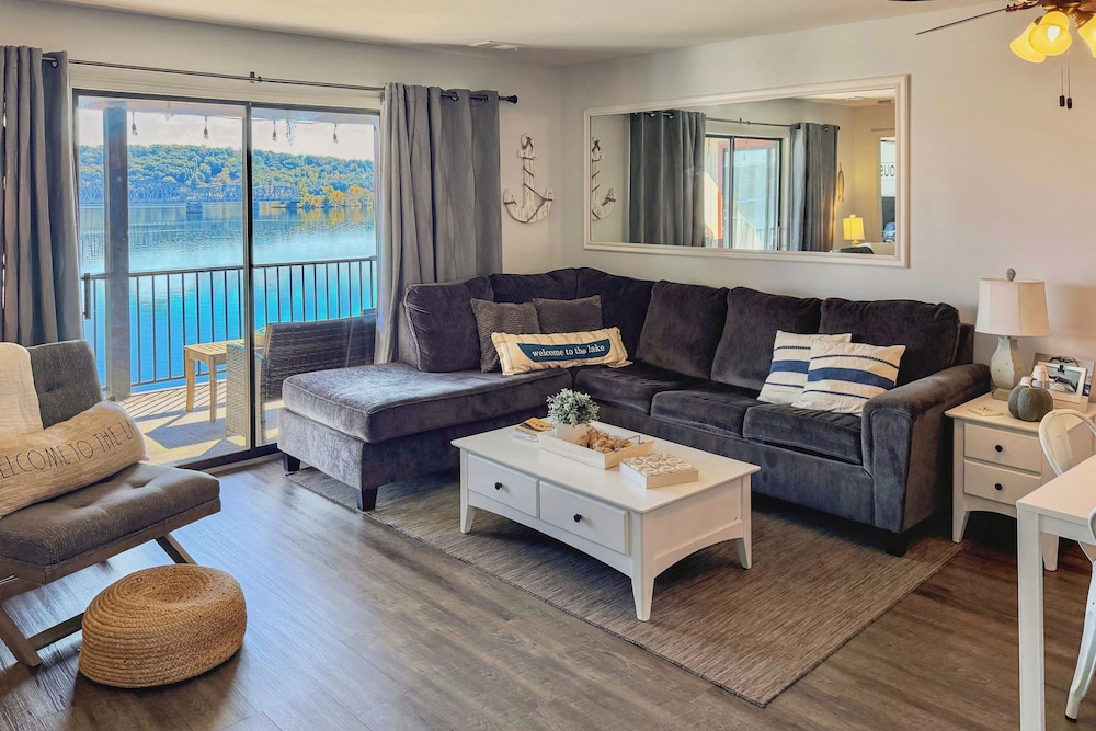 Bridgewater Retreat Near SDC Step Free Access — 4-Star Luxury Hotel in Branson, United States