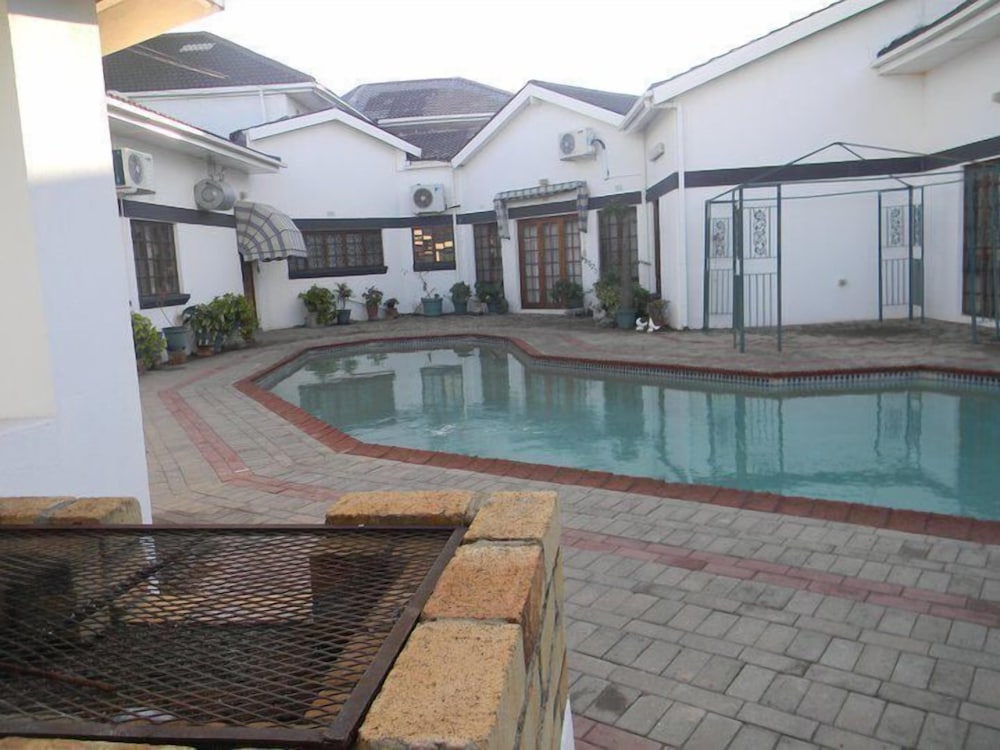 White Palace Hotel — hotel in Serowe