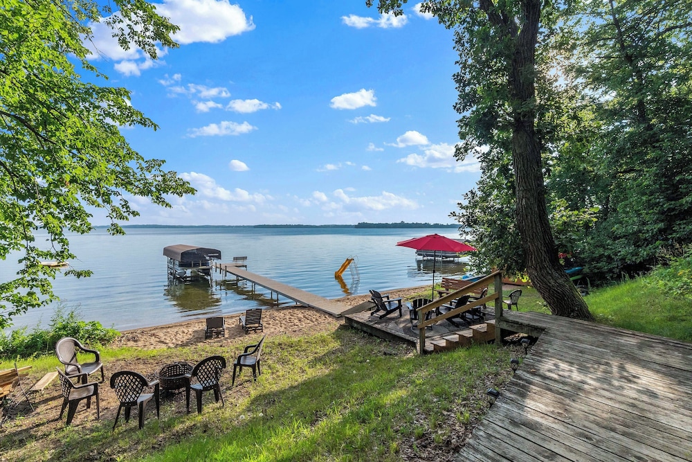 Sandy Beach Family Getaway with Fire Pit And Deck — 4-Star Luxury Hotel in Alexandria, United States