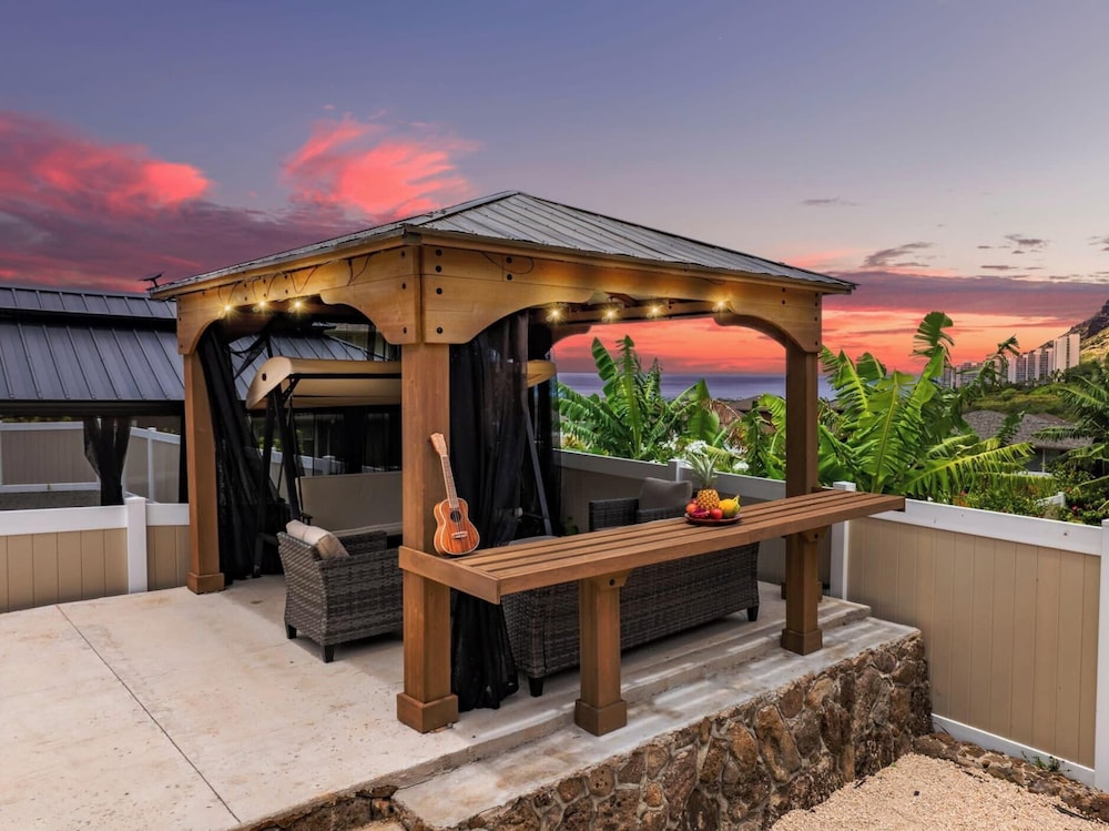 @ Marbella Lane Stunning Gem w MT & Ocean Views — hotel in Waianae