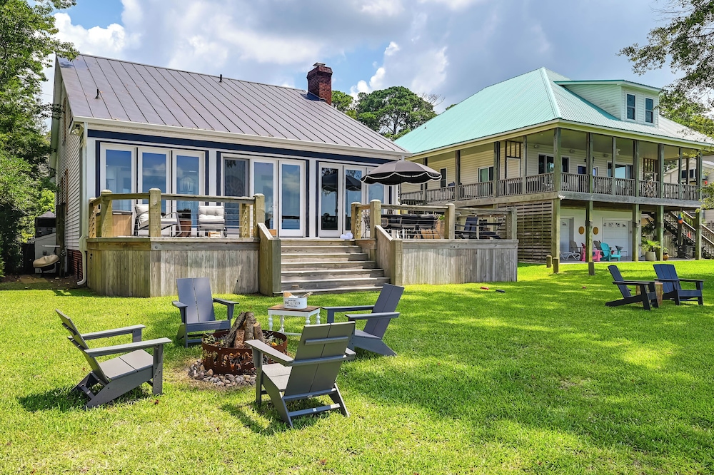 Pamlico River Vacation Rental with Deck and Fire Pit — 4-Star Luxury Hotel in Bath, United States