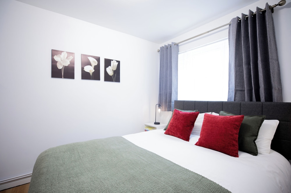 Bright Battersea Apartment Free Parking Near Chelsea — 4-Star Luxury Hotel in London, United Kingdom