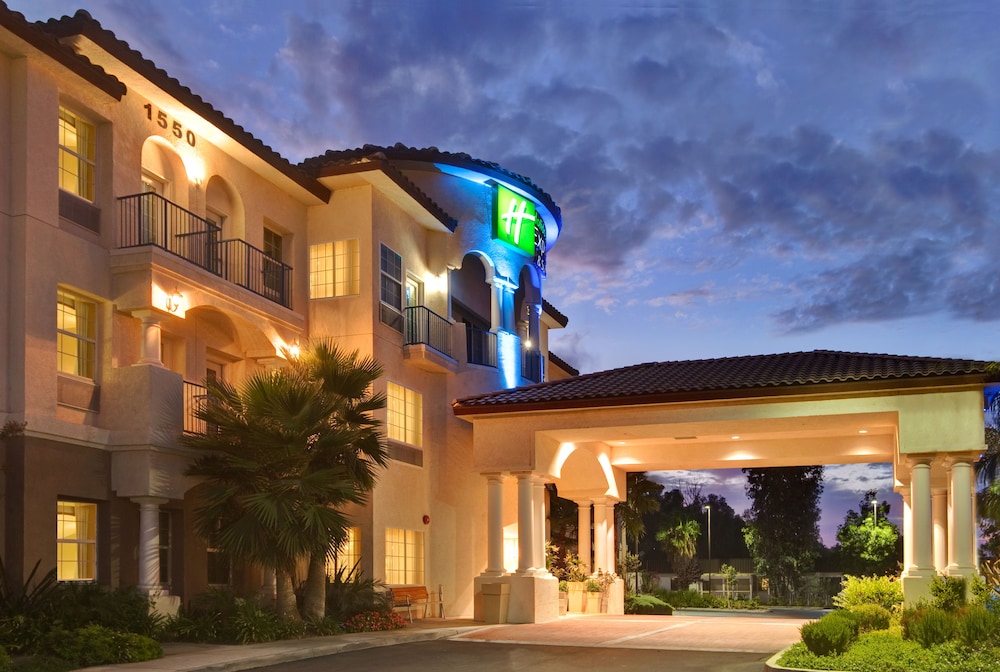 Holiday Inn Express & Suites Corona by IHG - photo 41