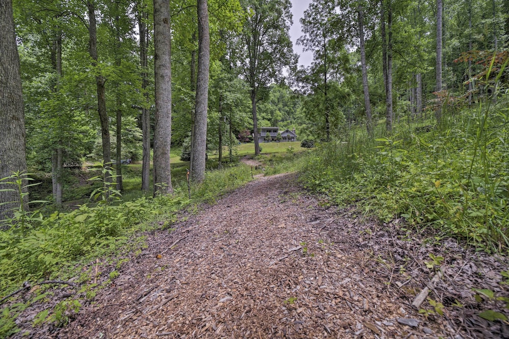 Settlers Mountain Retreat: On site Hikes & Views in Bryson City, United States