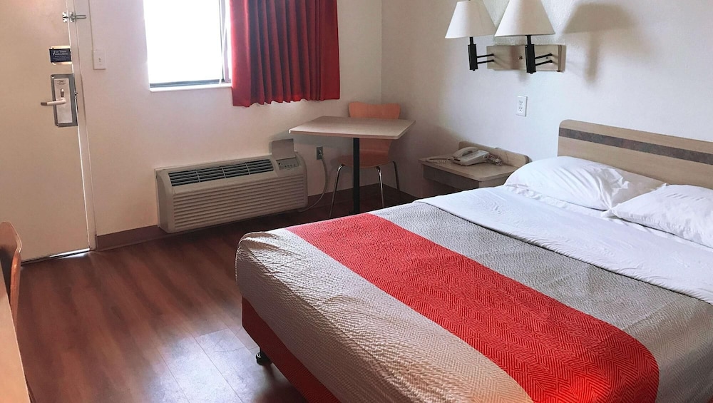Magnuson Hotel Baton Rouge East - photo 14