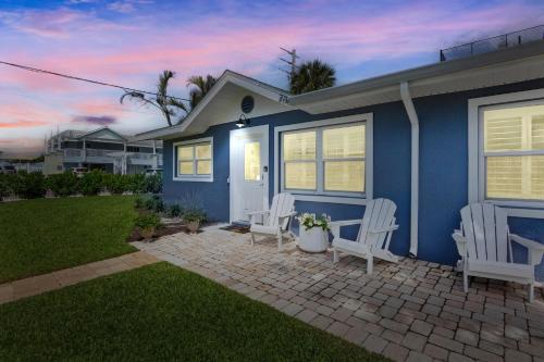 Tiki Sunset in Holmes Beach, United States