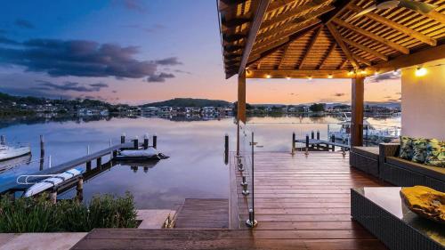 'Riverside Retreat Absolute Waterfront' by HolidayCo — hotel in Ettalong