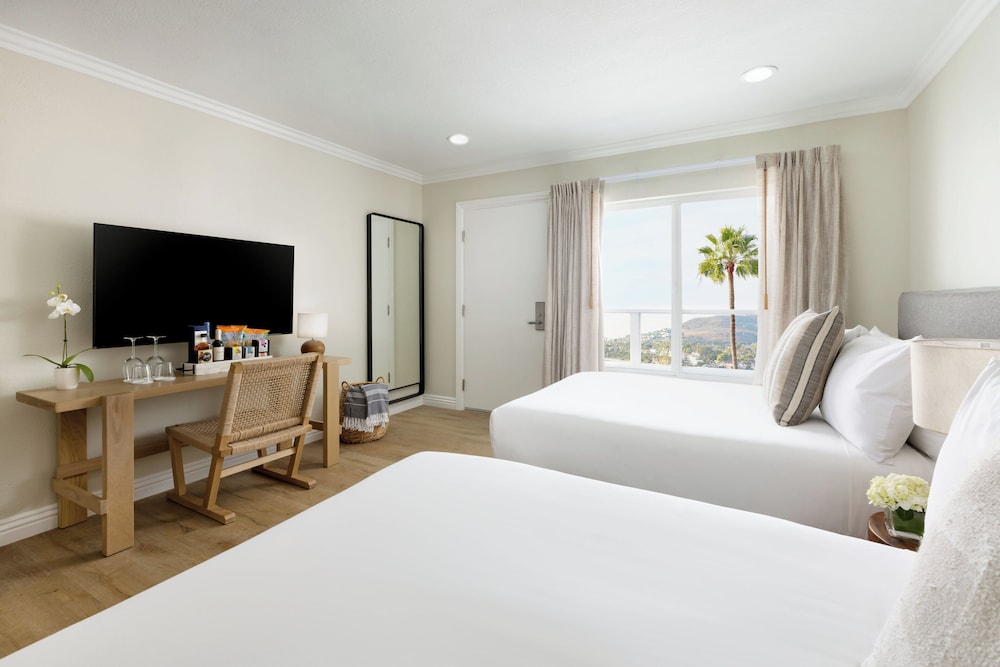 Pacific Edge Hotel - photo 44