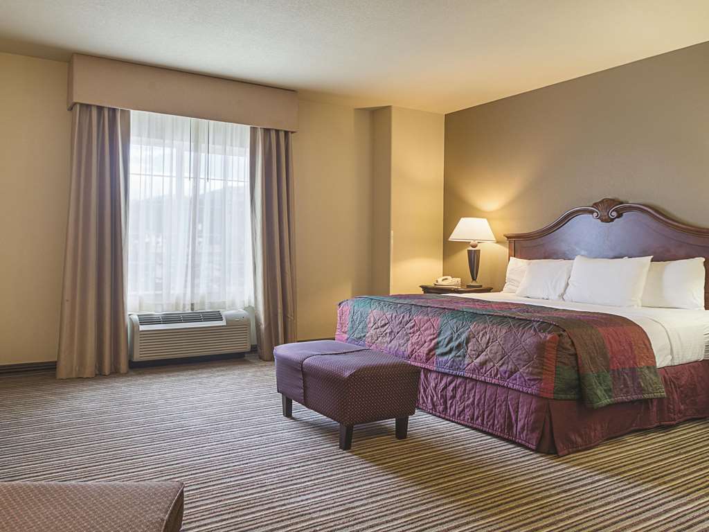 La Quinta Inn & Suites by Wyndham Trinidad - photo 40