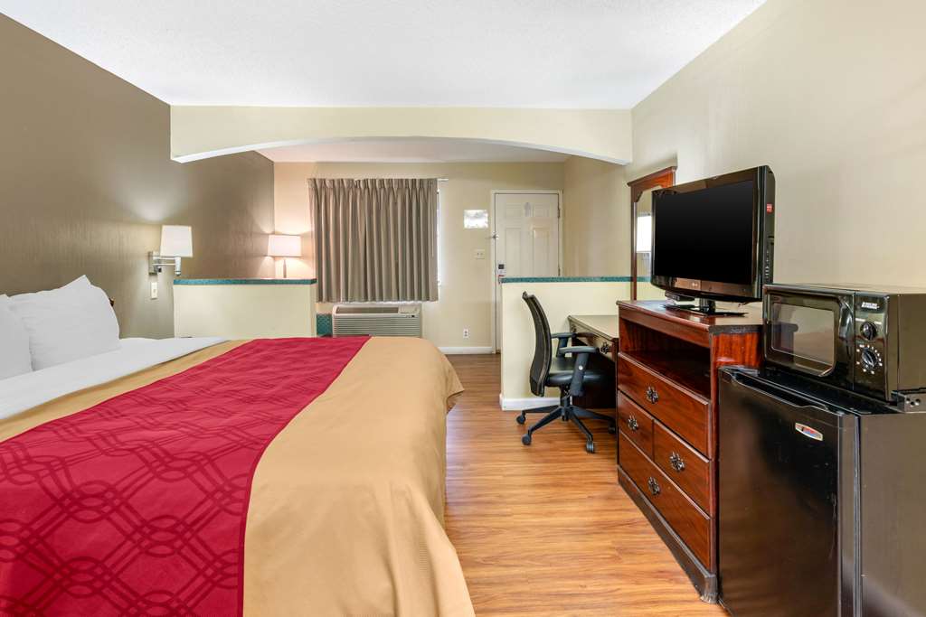 Econo Lodge Inn & Suites Southeast - photo 7