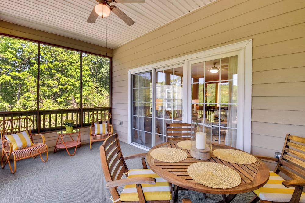Kingwood Resort Condo with Golf Course Views - featured photo
