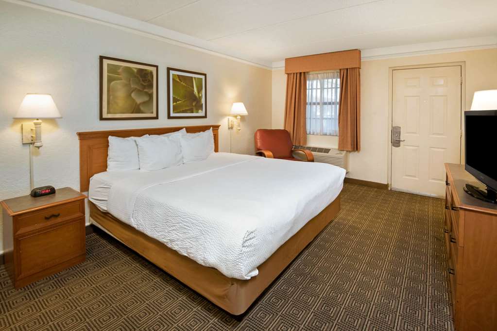 La Quinta Inn by Wyndham San Antonio Market Square - photo 23