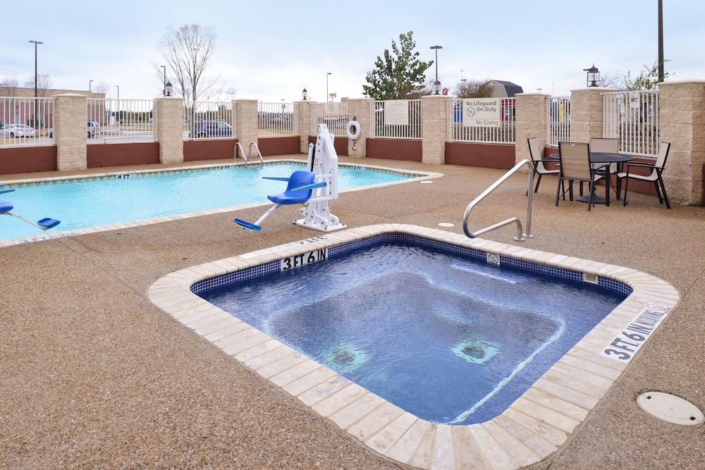 Hampton Inn & Suites Greenville - photo 40