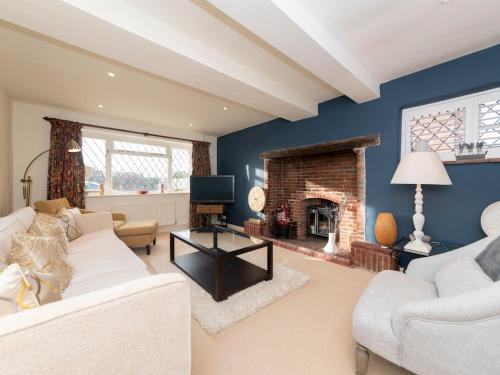 Luxurious Country House with Cinema Games Room Pass the Keys — 4-Star Luxury Hotel in Reading, United Kingdom