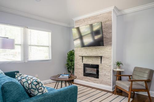 NEW Spacious Decatur Oasis w Fire Pit Mins to ATL — 4-Star Luxury Hotel in Decatur, United States