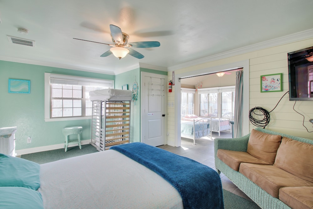 1 mile to Fort Sill The CaroleBelle Cottage sleeps 8 with hottub grills firepit — 4-Star Luxury Hotel in Lawton, United States