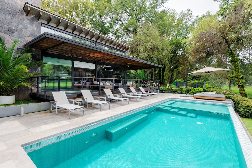 Casa Galo Modern Retreat Overlooking Golf Course — 4-Star Luxury Hotel in Valle De Bravo, Mexico