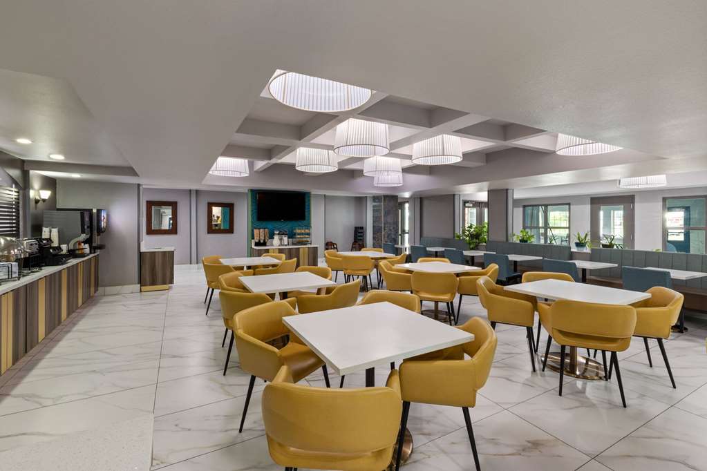 La Quinta Inn & Suites by Wyndham Olathe - photo 40