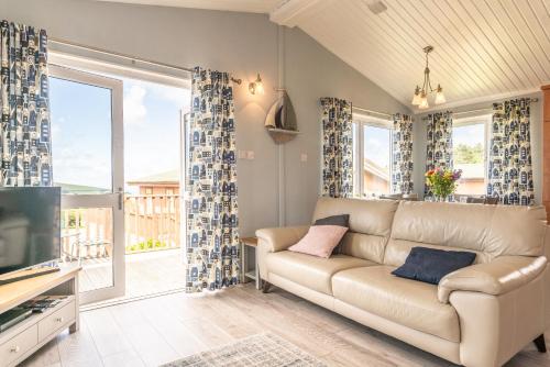 55 Meadow View Lodge 3 Bed Sleeps 6 TJS55MV — 4-Star Luxury Hotel in Ilfracombe, United Kingdom