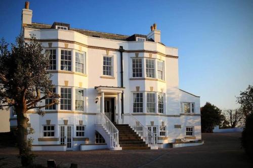 Exceptional Two Bedroom Accommodation in Central Whitby with Parking and Stunning Views