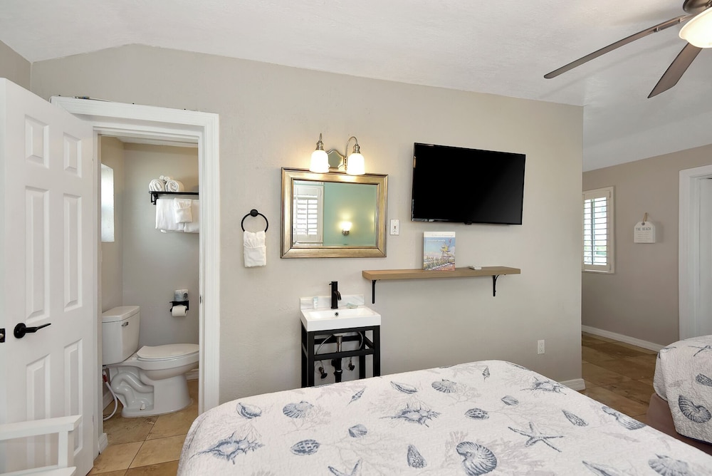 Shoreline Suites & Cabana Cottages - photo 100