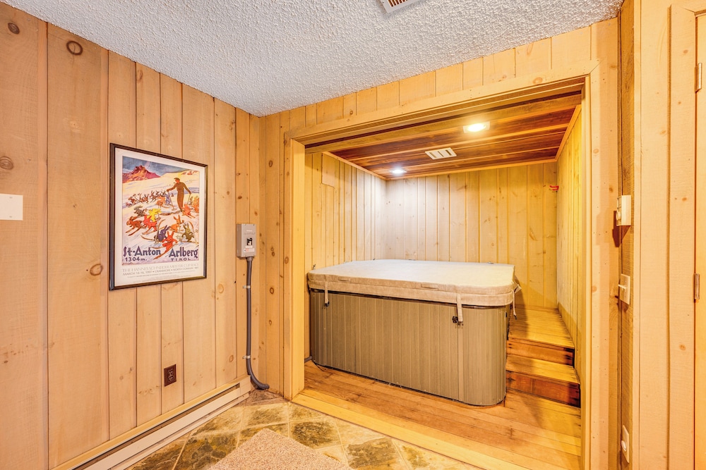 Half Mile To Ski Slopes Conway Condo with Hot Tub — 4-Star Luxury Hotel in North Conway, United States