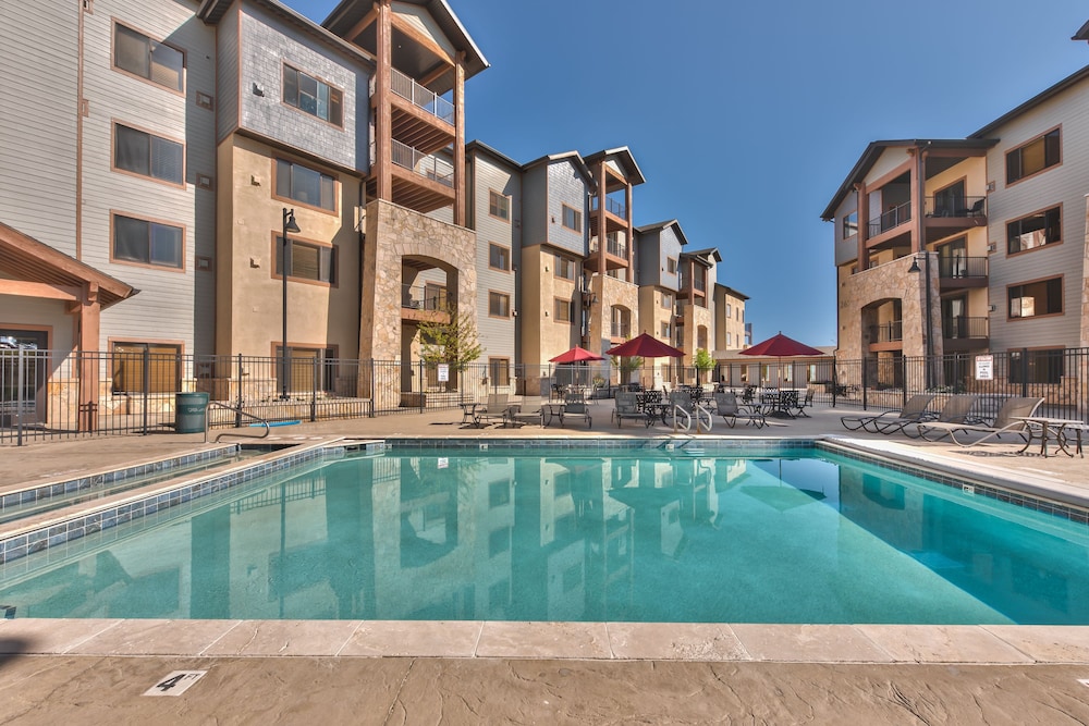 Silverado Lodge — 4-Star Luxury Hotel in Bridgeport, United States