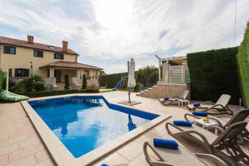 Atemberaubende Villa mit Pool Jacuzzi Sauna Panoramablick eigener Taverne Spielplatz Kamin — 4-Star Luxury Hotel in Kastelir, Croatia